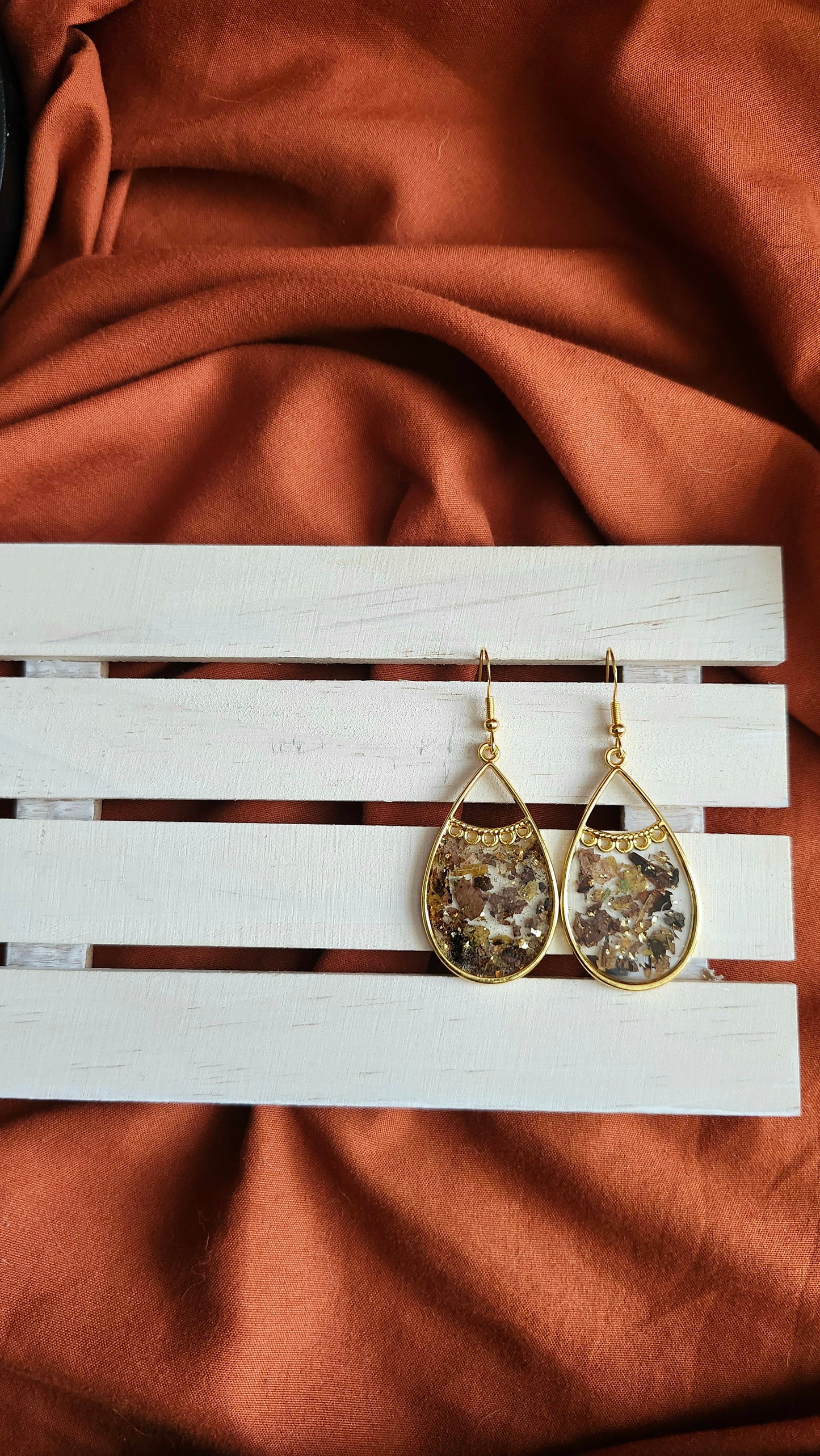 Backyard Leaves Scalloped Drop