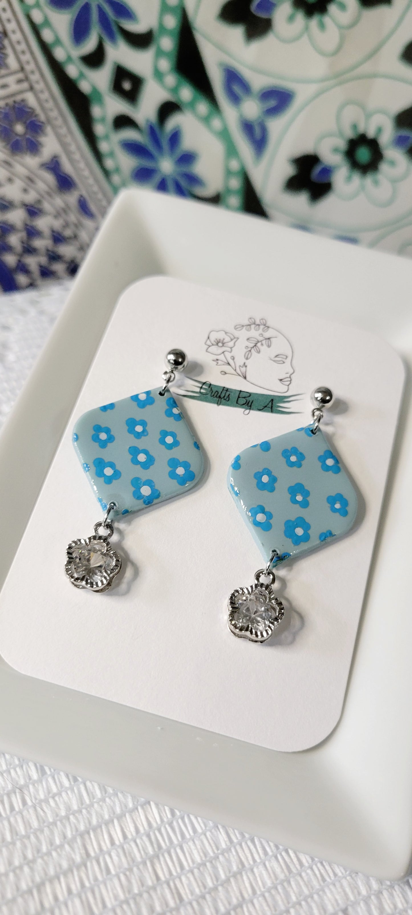 Rounded Diamond Blue Daisies
